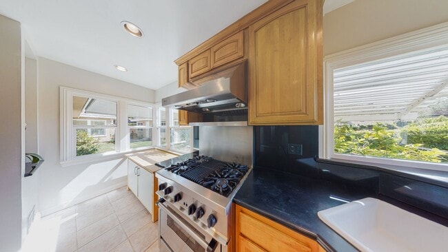 Building Photo - *** Gorgeous 4 bed 3 bath Single Family Ho...
