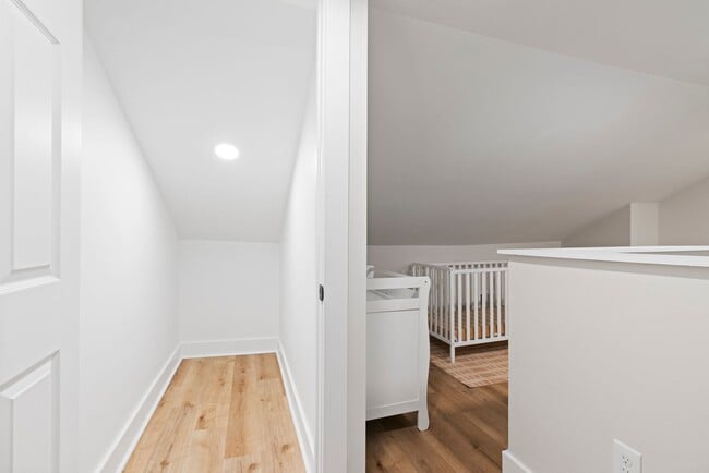 Building Photo - Cozy Completely Renovated Home Minutes fro...