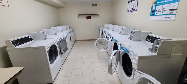 Building Photo - Huntington Condominiums, ground level, immaculate 1BR, 1BTH. Near biking/walking trails!