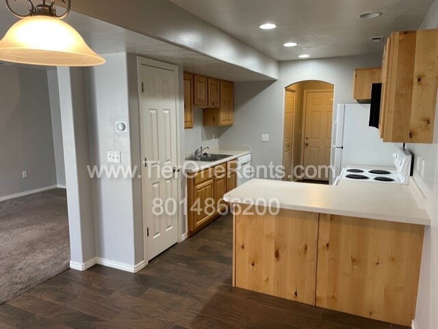 Building Photo - NO DEPOSIT option available for qualified ...