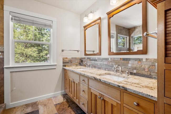 Building Photo - Large home in Awbrey Butte