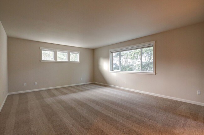 Building Photo - Well Maintained House Tucked Away on Dead-End Street Available!