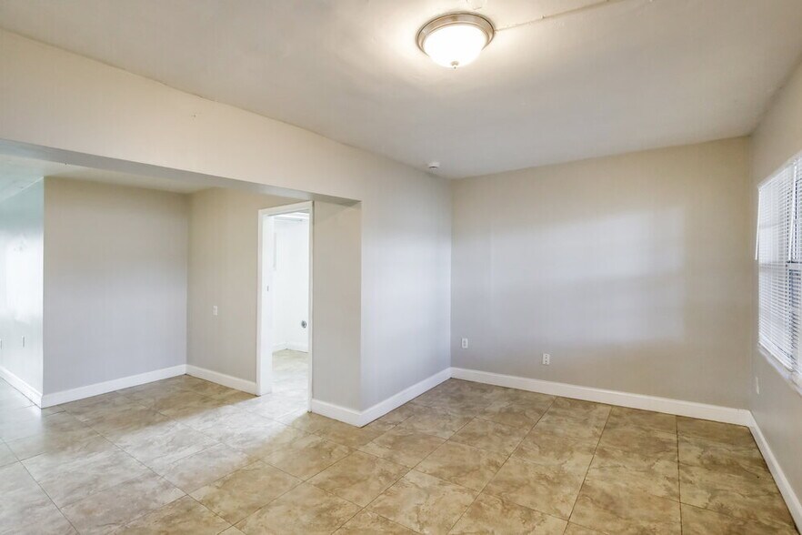 Building Photo - 3231 SW 67th Ave