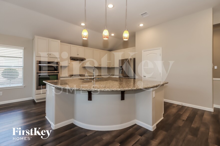 Building Photo - 6011 Little Grove Dr