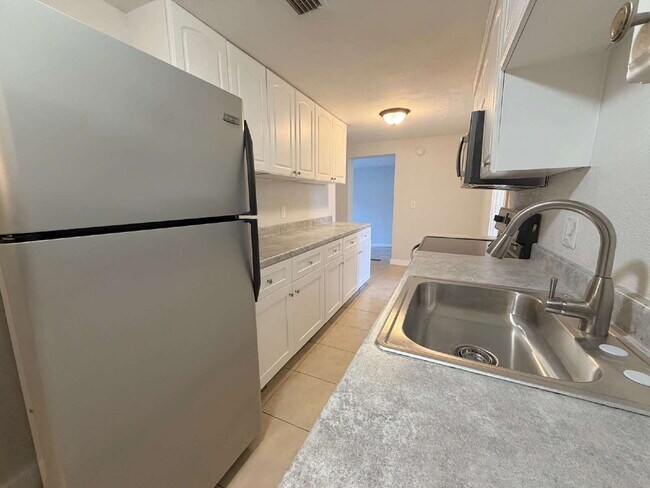 Building Photo - 6651 River Rd