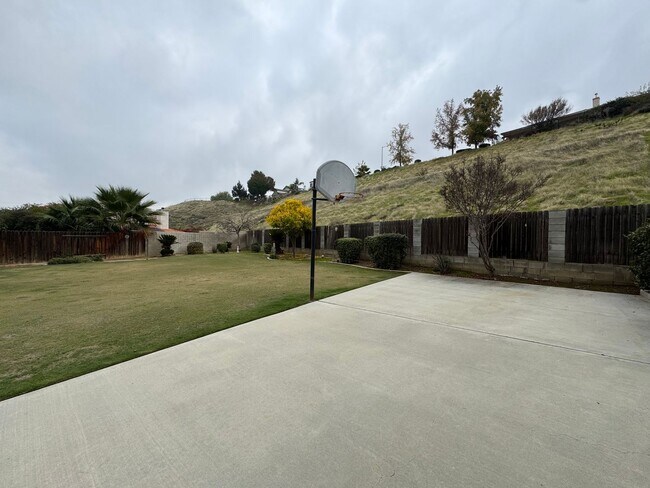 Building Photo - NE Bakersfield home with a sunroom!