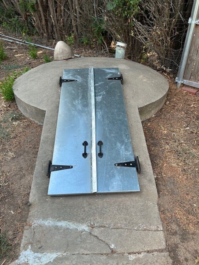 Building Photo - (3) Bed/(2) Bath with Storm Shelter and Mowing Included! Avail NOW!