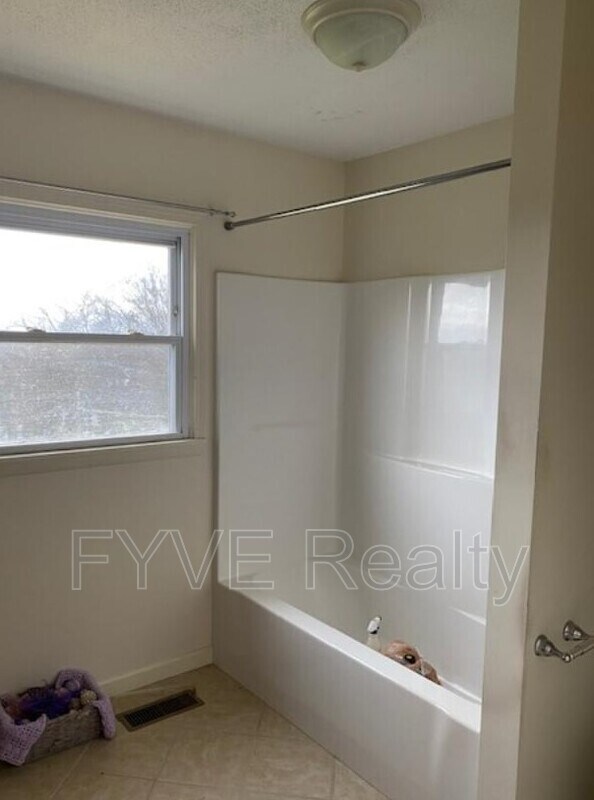 Building Photo - 4210 Shangri-La Dr NE