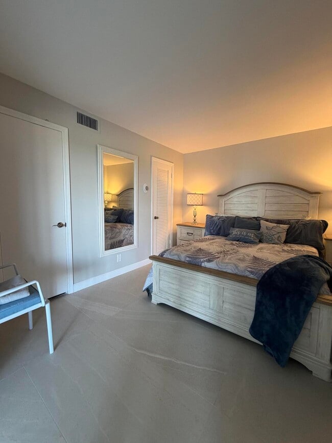 Building Photo - 1160 Hillsboro Mile