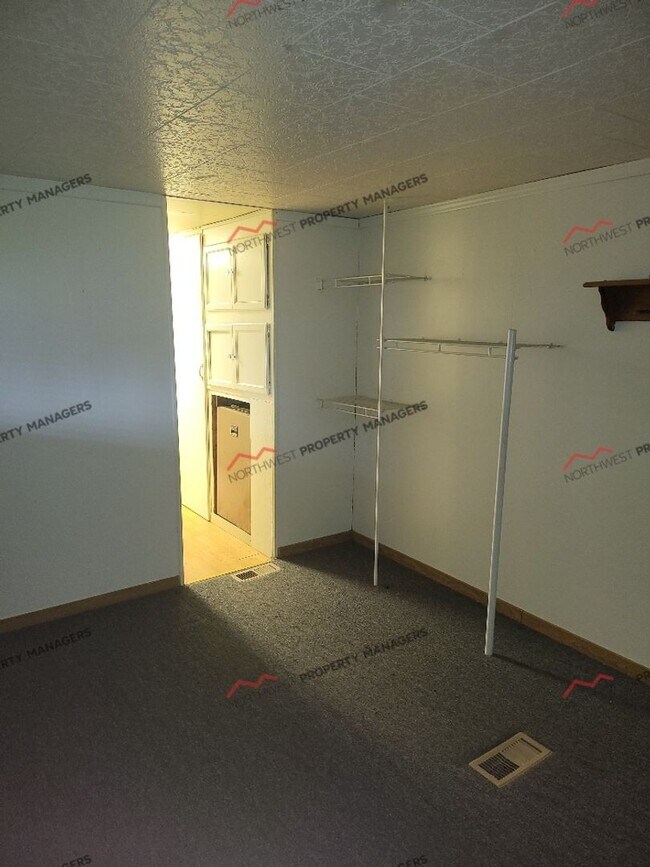 Building Photo - STATUS: AVAILABLE | R36B | $925