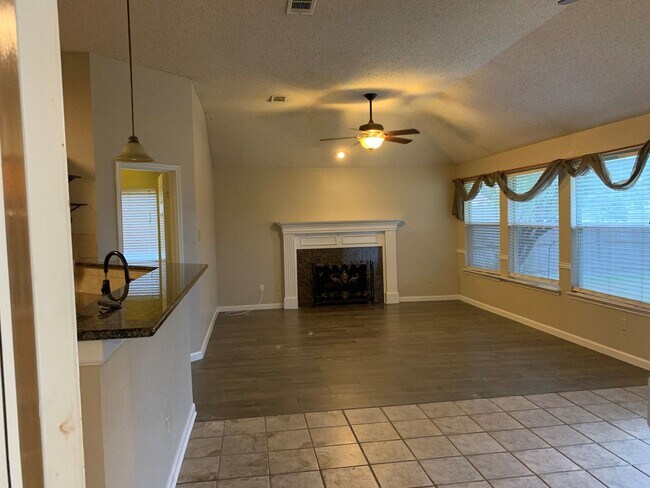 Building Photo - Beautiful 4 bedroom 2 bath home