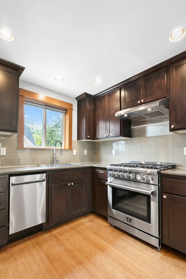 Building Photo - Immaculate West Seattle Townhome