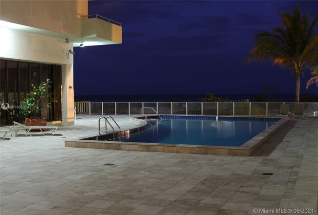 Building Photo - 9225 Collins Ave