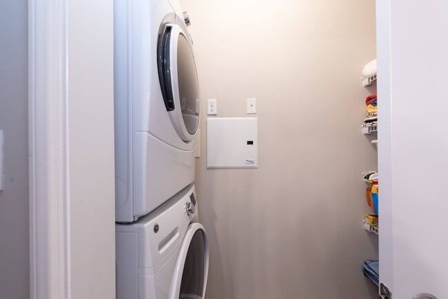 Building Photo - 2 bedroom condo close to W&M