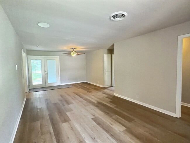 Building Photo - 111 E Doris Dr