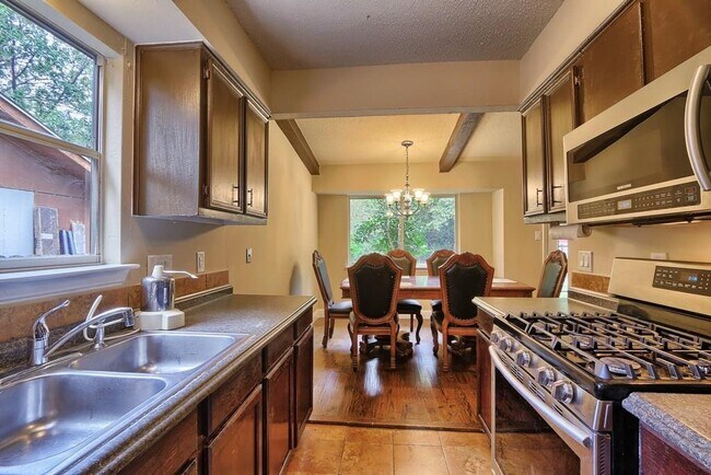 Building Photo - 5004 Suburban Dr