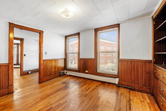 Building Photo - 4 Elm St