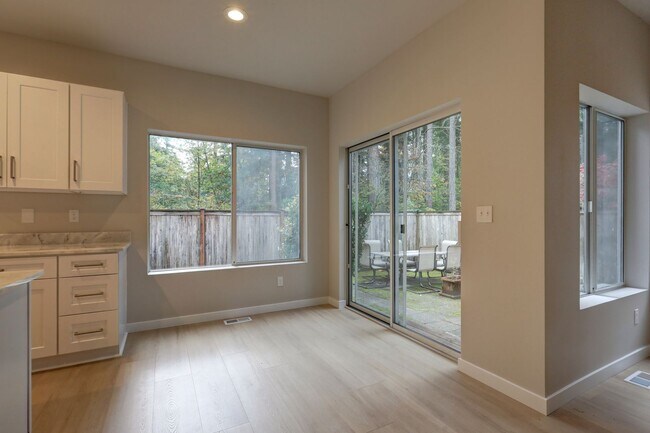 Building Photo - Beautiful 3bd, 2.5ba Home in Klahanie Available!