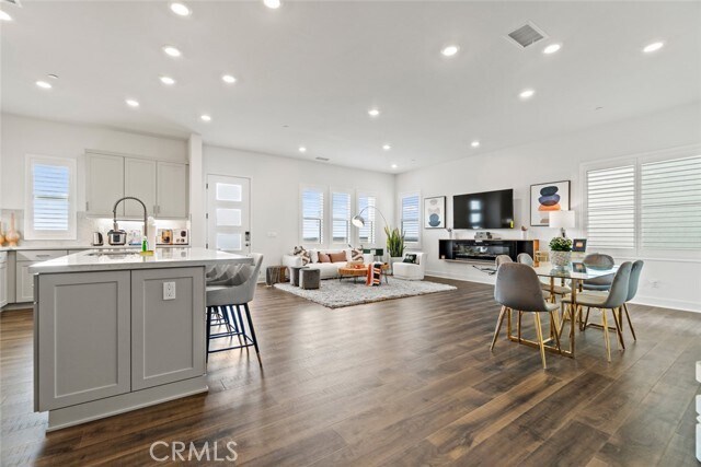 Building Photo - 9337 Astor