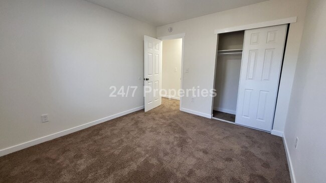 Building Photo - Remodeled 1BD I 1BA Apartment - Sandy