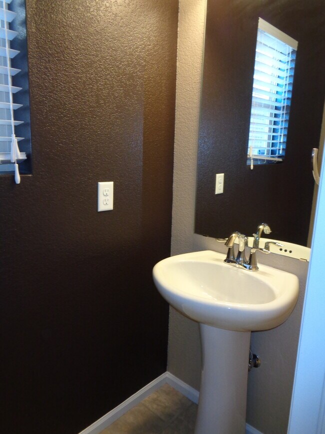 Building Photo - BANNING LEWIS TWO STORY WITH CENTRAL AC & ...