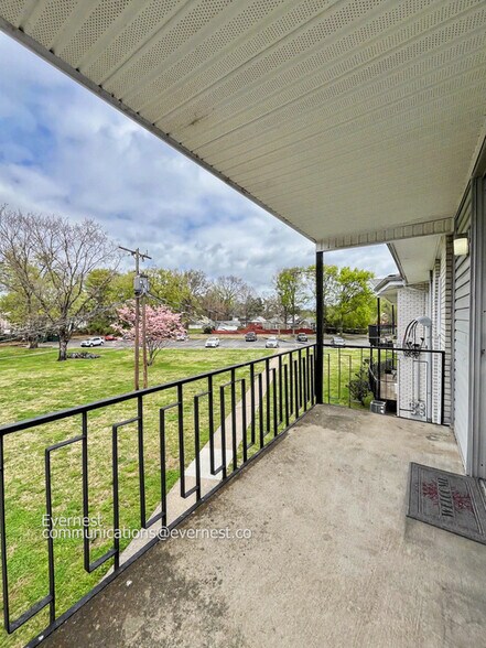 Building Photo - 613 Hillsboro Rd
