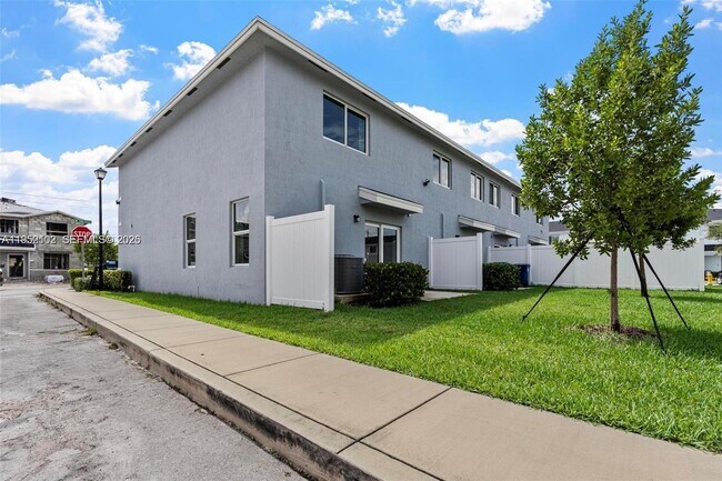 Building Photo - 436 10th Ct