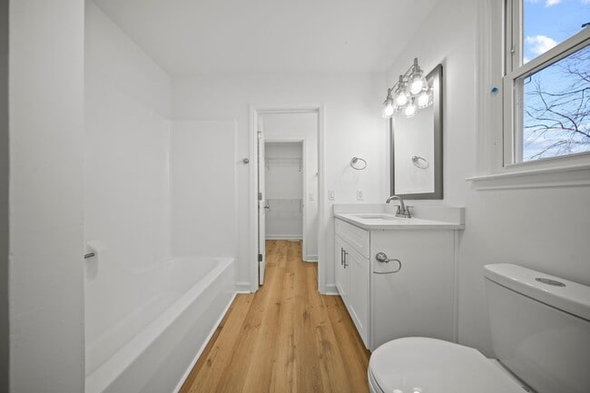 Building Photo - 3 Bedroom 2 Full Bath Home For Rent near Post!