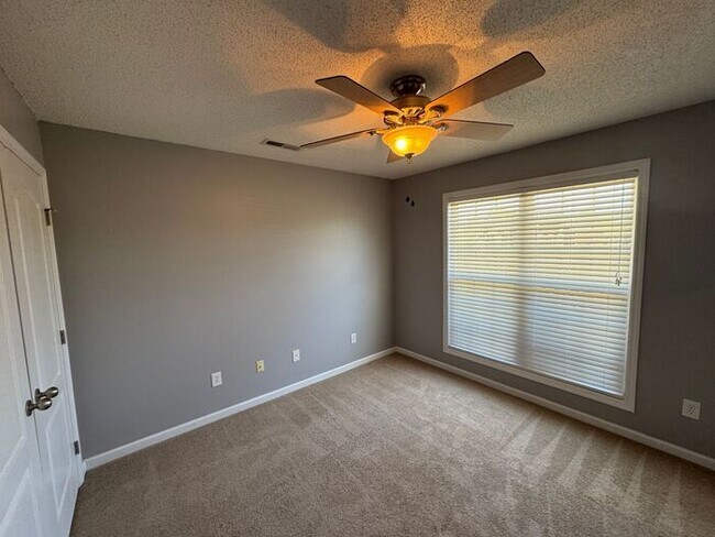 Building Photo - Prime Location and Fenced Yard