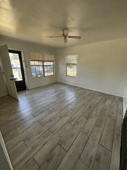 Building Photo - 624 Park Ln