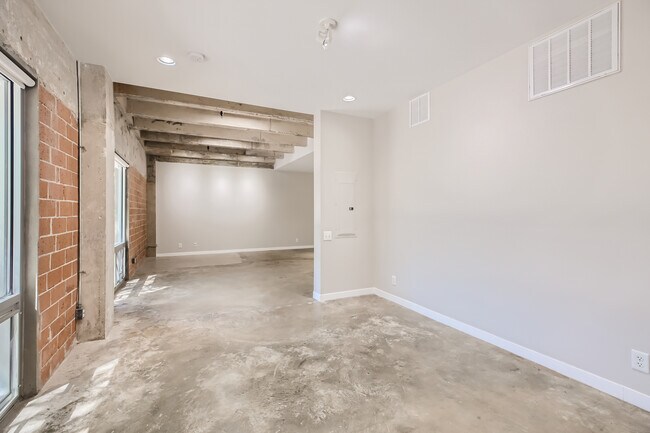 Building Photo - 1115 S Alamo St