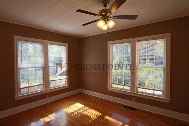 Building Photo - 2 bedroom 1 bath Triplex in central Tyler!