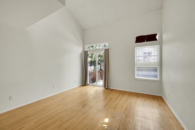 Building Photo - $1,950- 2 Bed, 2 Bath Townhouse in Denver with Washer and Dryer!