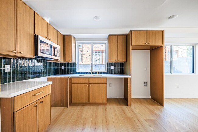 Building Photo - 1259 S Longwood Ave
