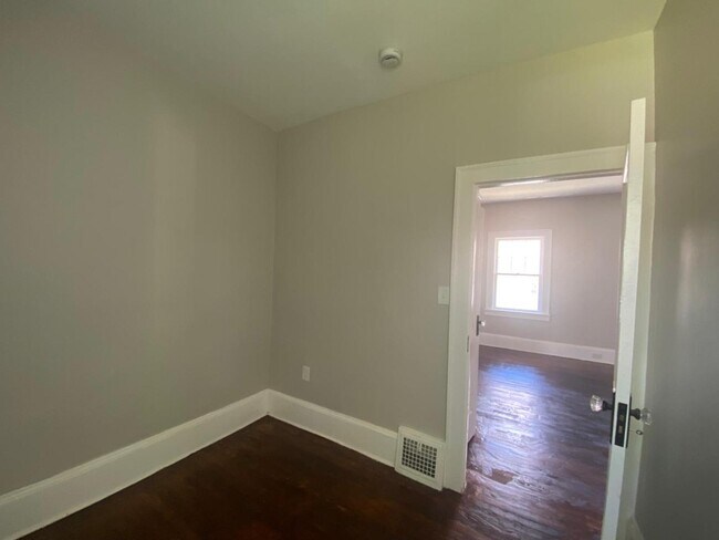 Building Photo - 7011 Hosmer Ave