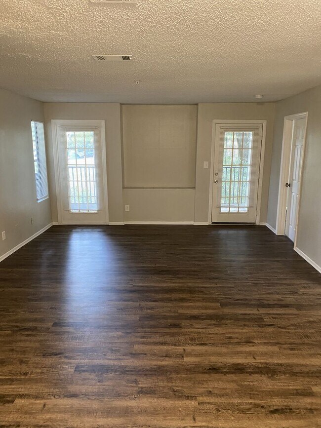 Building Photo - Completely remodeled 2 bedroom 2 bathroom at Oasis at Pearl Lake!