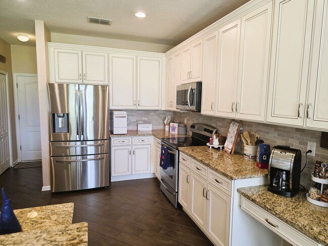 Building Photo - Large Home On Cul-De-Sac!