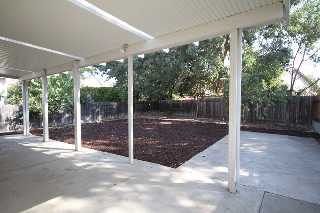 Building Photo - 4BR/2.5 BA / 1914 SF | New Carpet | Tenant...