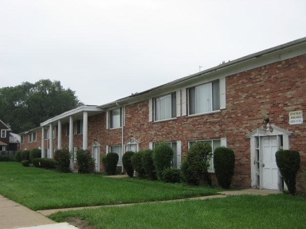 Primary Photo - Freeway Top Apartments