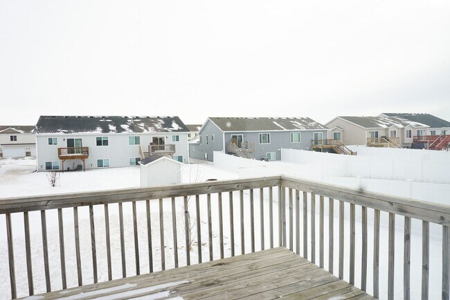 Building Photo - 3 Bed 3 Bath Twin Home