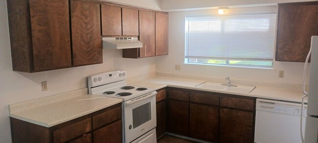 Building Photo - Roomiest Townhouse in All of Carson? Water...