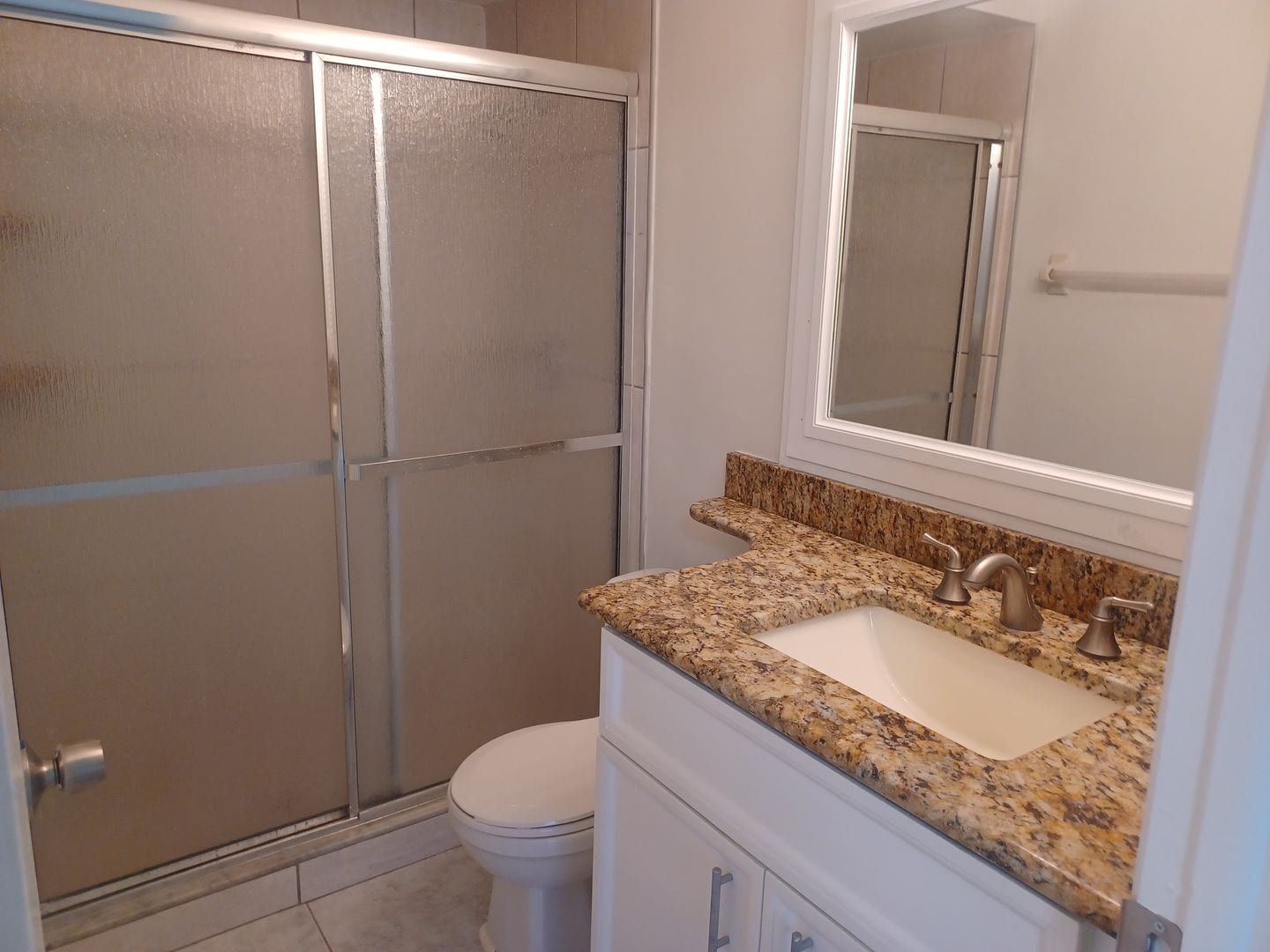 Building Photo - 3/2 Duplex w/ Garage.  Tenant occupied until 3/31/26.