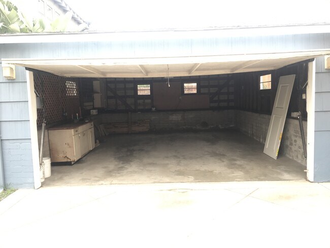 Building Photo - Beautiful Remodeled House with Large Fenced Lot and Big Garage