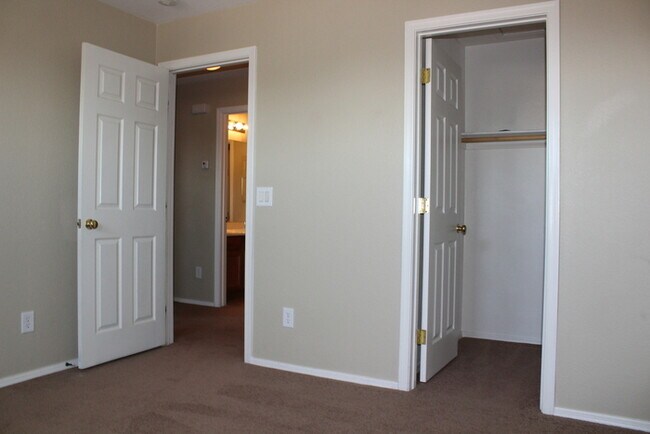 Building Photo - Beautiful 4 bedroom 2.5 bath home located ...