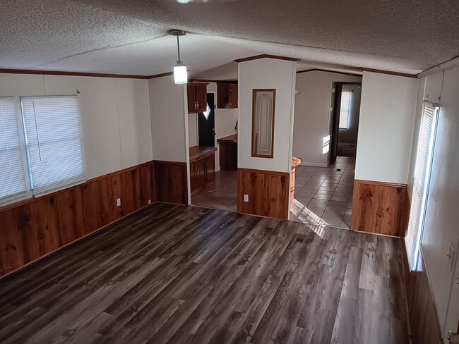 Building Photo - COMING SOON! 2-Bedroom Mobile Home in Lexi...