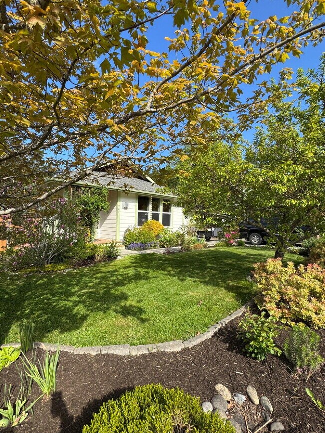 Building Photo - Single-family 3-bedroom home in a desirable neighborhood in town!
