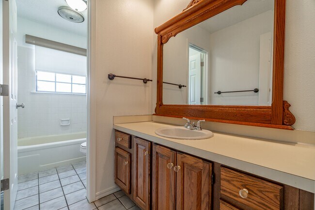 Building Photo - Beautiful 4BR Home Near UofA Campus! Lawn Care Included