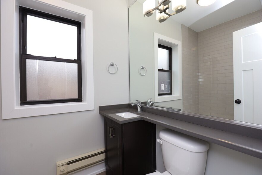 Building Photo - 735 W Brompton Ave