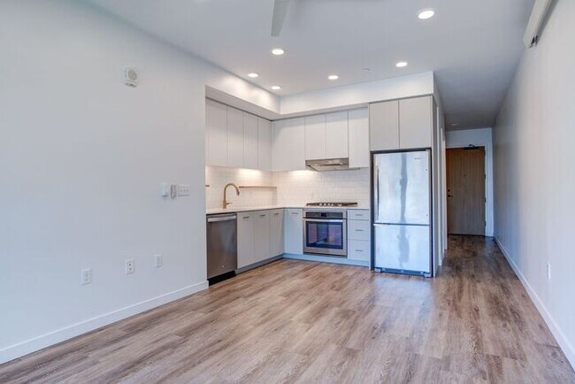 Building Photo - Luxury One Bedroom! Near Salt and Straw an...