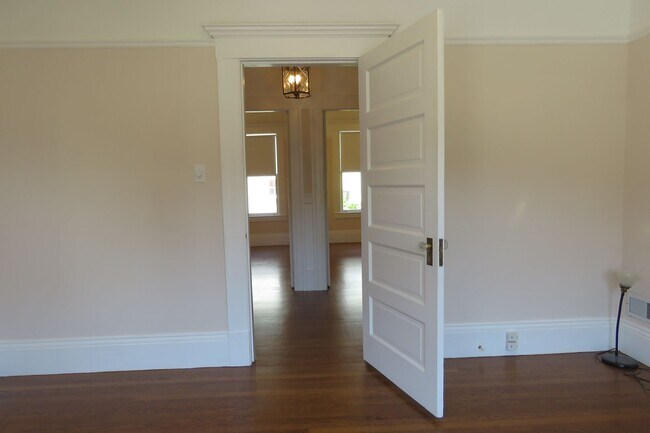 Building Photo - Noe Valley House - 3 beds-1.5 baths - VIEW - garage